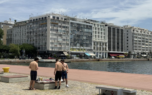 «Καμίνι» η Θεσσαλονίκη - Τουρίστες αναζητούν δροσιά κάτω από δέντρα (φωτ.)