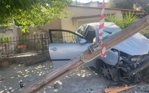 Ωραιόκαστρο: Αποκλείστηκε τμήμα δρόμου λόγω επικίνδυνης κλίσης δέντρου