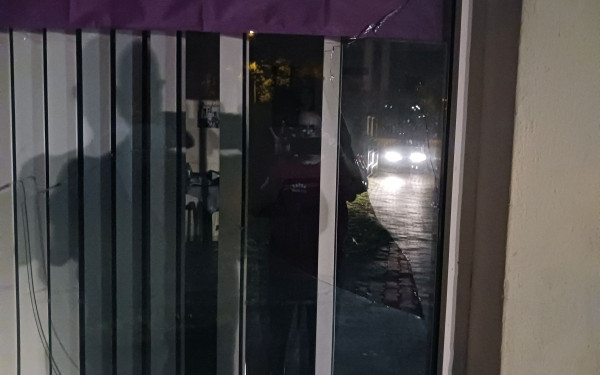 Θεσσαλονίκη: Βανδάλισαν τα γραφεία και το προεκλογικό κιόσκι του ΣΥΡΙΖΑ σε Τρίλοφο και Περαία (φωτ.)