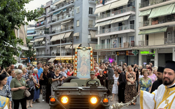 Θεσσαλονίκη: Με λαμπρότητα και πλήθος πιστών η λιτανεία της εικόνας της Αγίας Τριάδας (βίντεο, φωτ.)