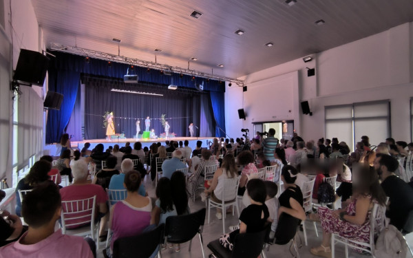 Ωραιόκαστρο: Παιδιά και έφηβοι ηθοποιοί εντυπωσίασαν με τις ερμηνείες τους παρουσιάζοντας την «Ντενεκεδούπολη»