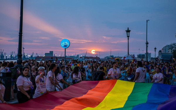 Ο Εμπορικός Σύλλογος Θεσσαλονίκης καλεί τους καταστηματάρχες να κάνουν εκπτώσεις ενόψει Europride