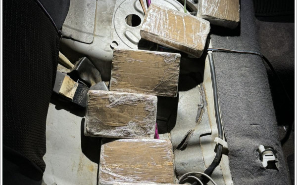 Αττική: Είχαν κρυμμένα κάτω από το κάθισμα αυτοκινήτου περισσότερα από 3 κιλά ηρωίνης (φωτ.)