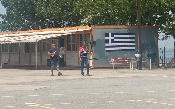 Θεσσαλονίκη: Πανελλαδικές σε σχολεία «καμίνια» - Οι γονείς έφεραν ανεμιστήρες για να γράψουν τα παιδιά (βίντεο)