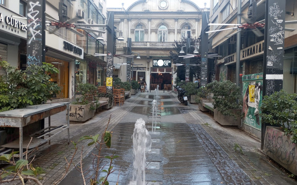 Θεσσαλονίκη: Λειτουργούν ξανά τα σιντριβάνια στην πλατεία Χρηματιστηρίου