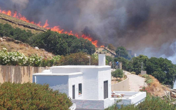 Μεγάλη φωτιά στην Άνδρο, εκκενώθηκαν τέσσερις περιοχές