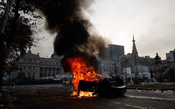 Αργεντινή: Σφοδρές συγκρούσεις στο Μπουένος Άιρες για τα μέτρα λιτότητας (βίντεο, φωτ.)