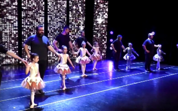 Βέροια: Υπέροχοι μπαμπάδες έκαναν μπαλέτο με τις κόρες τους (βίντεο)