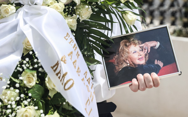 Δέσποινα Στυλιανοπούλου: Στην τελευταία της κατοικία η ηθοποιός - Δείτε βίντεο, φωτογραφίες