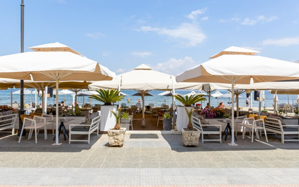 Fame Café Bar: Το ιδανικό spot για κάθε στιγμή της ημέρας στην παραλία της Περαίας