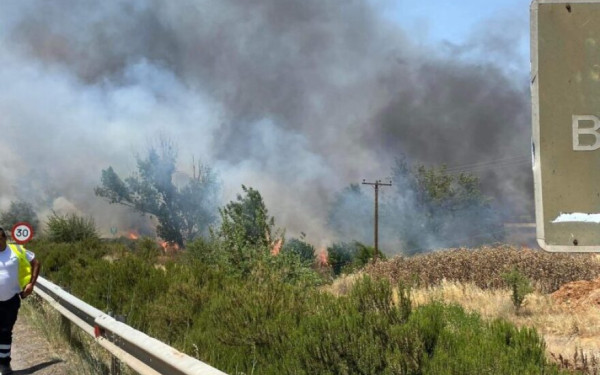 Φωτιά σε βιομηχανική περιοχή έξω από την Τρίπολη - Κάηκαν αυτοκίνητα
