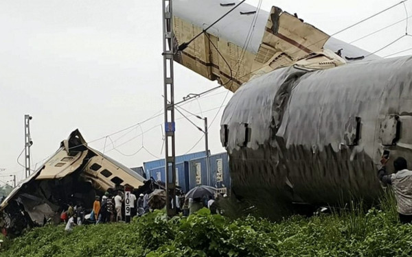 Ινδία: Σε 9 από 15 αναθεωρήθηκε ο αριθμός των νεκρών από τη σύγκρουση τρένων