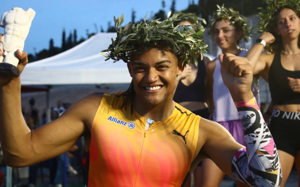 Σάρωσε και στο Fly Athens ο Εμμανουήλ Καραλής (βίντεο)