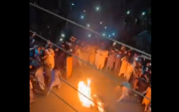 Πακιστάν: Πλήθος εισέβαλε σε αστυνομικό τμήμα, λίντσαρε κρατούμενο και έκαψε το πτώμα του