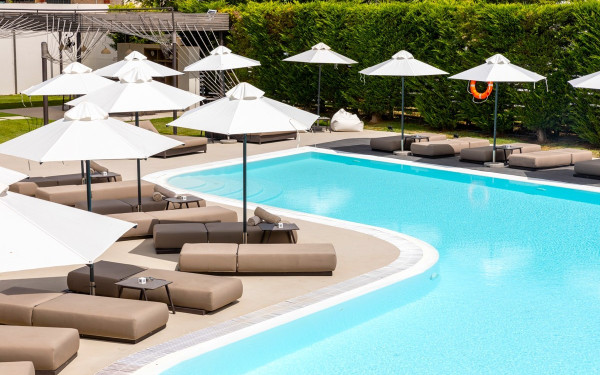 Liquido: Το Pool Bar Restaurant που «μάγεψε» τη Θεσσαλονίκη