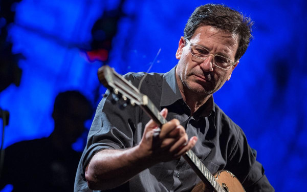 Ο Θανάσης Παπακωνσταντίνου θα τραγουδήσει για τα Τέμπη