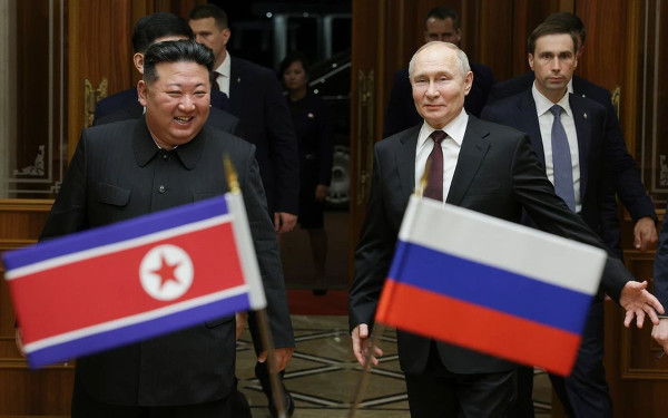 Βόρεια Κορέα: Θερμή υποδοχή Πούτιν από τον Κιμ - Τα μηνύματα κατά της Δύσης (βίντεο, φωτ.)