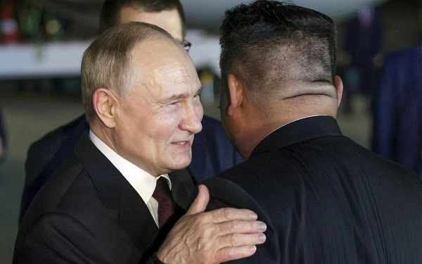 Ο Πούτιν χάρισε στον Κιμ Γιονγκ Ουν μια ρωσικής κατασκευής λιμουζίνα