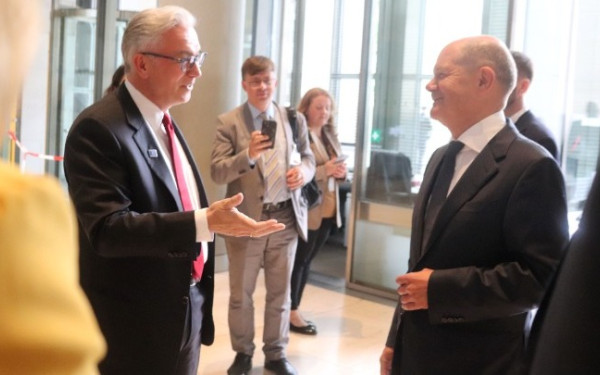 Γερμανία: Συνάντηση Ρουσόπουλου - Σολτς στη Διάσκεψη για την Ανοικοδόμηση της Ουκρανίας