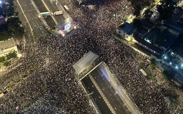 Χιλιάδες Ισραηλινοί απαίτησαν από τον Νετανιάχου να σταματήσει τον πόλεμο στη Γάζα (βίντεο)