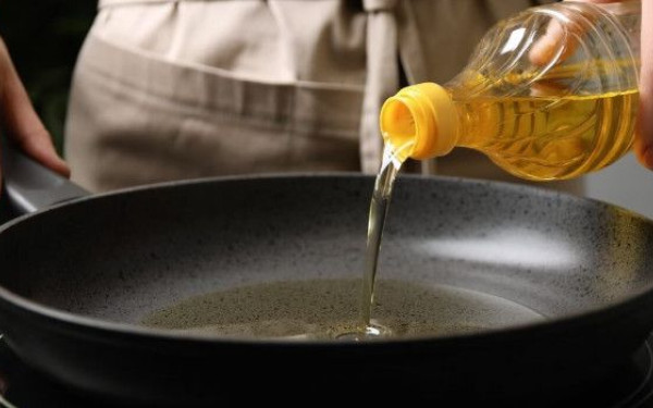 Θεσσαλονίκη: Μόνο 1 στους 3 ανακυκλώνει τηγανέλαια - Καταλήγουν στον νεροχύτη και στην τουαλέτα