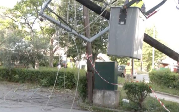 Βέροια: Οι δυνατοί άνεμοι ξήλωσαν από δέντρα μέχρι θερμοσίφωνες - Στο σκοτάδι η μισή πόλη (βίντεο)