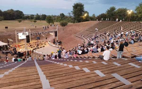 Πιερία: Η Λ. Μενδώνη εγκαινίασε τις αναβαθμισμένες εγκαταστάσεις στο Αρχαίο Θέατρο Δίου