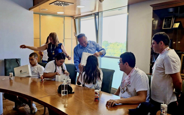 Στο Δημαρχείο η ομάδα κολύμβησης των Special Olympics Θεσσαλονίκης (φωτ.)