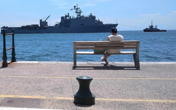 Στρατιωτικό πλοίο των ΗΠΑ με πολεμικό υλικό και τανκς στο λιμάνι της Θεσσαλονίκης