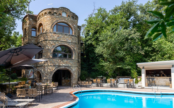 Αμαδρυάς Pool Bar Restaurant: Ένας ονειρεμένος πολυχώρος μέσα στο δάσος του Φιλύρου