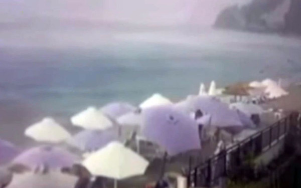 Χαλκιδική: Η στιγμή που ανεμοστρόβιλος ξηλώνει ομπρέλες σε beach bar της Φούρκας (βίντεο)