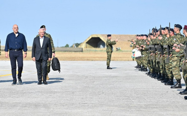 Ν. Δένδιας και Ζ.Μπορέλ στο Στρατηγείο της επιχείρησης «Ασπίδες» στη Λάρισα