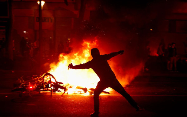 Γαλλία: Σοβαρά επεισόδια τη νύχτα μετά την απρόσμενη νίκη του Νέου Λαϊκού Μετώπου (βίντεο, φωτ.)