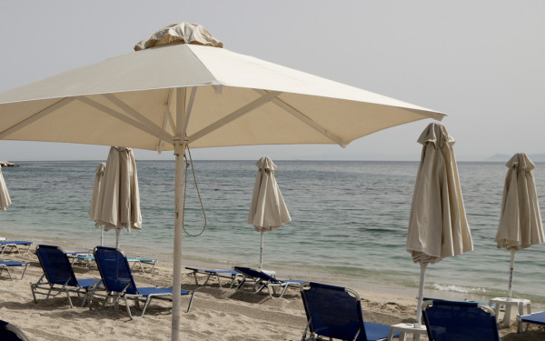 Χαλκιδική: Παραβάσεις, αυξήσεις τιμών  και αναμονή για άδειες στα beach bar