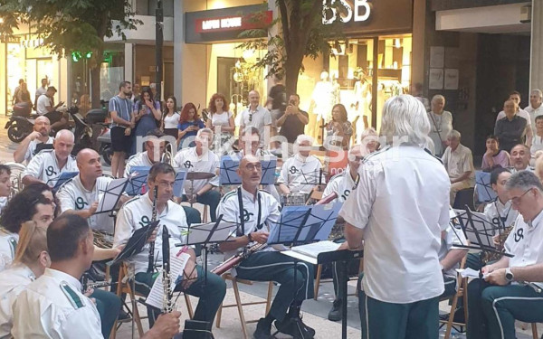 Η Φιλαρμονική Ορχήστρα γέμισε με μελωδίες, χαρά και... χορό τον πεζόδρομο της Αγίας Σοφίας (βίντεο, φωτ.)