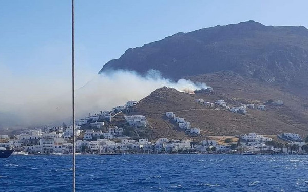 Σε εξέλιξη πυρκαγιά στη Σέριφο: Μήνυμα του 112 για απομάκρυνση των κατοίκων