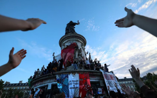 Σε περίοδο πολιτικής αβεβαιότητας η Γαλλία: Μετεκλογικός αγώνας για τον σχηματισμό κυβέρνησης - Ξεκινούν τα μετεκλογικά παζάρια