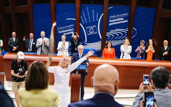 Το Συμβούλιο της Ευρώπης γέμισε Ελλάδα: Ο πρόεδρος της κοινοβουλευτικής συνέλευσης Θ. Ρουσόπουλος υποδέχτηκε την Ολυμπιακή Φλόγα