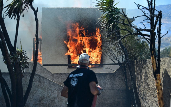 Φωτιά στην Κερατέα: Αστυνομικοί απομακρύνουν ηλικιωμένους από το σπίτι τους (βίντεο)
