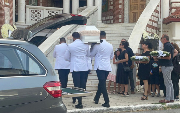 Χαλκιδική: Σπαρακτικές εικόνες στην κηδεία της 13χρονης που σκοτώθηκε από κεραυνό (βίντεο, φωτ.)