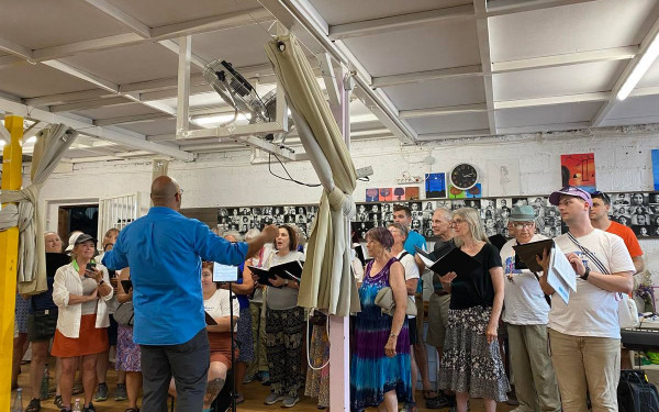 Θεσσαλονίκη:Χορωδία από τις ΗΠΑ έδωσε συναυλία δίπλα στο Κέντρο φιλοξενίας προσφύγων Διαβατών