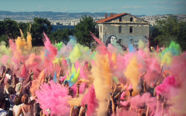 Ακυρώνεται η γιορτή χρωμάτων σε Νέα Μουδανιά και Καλλικράτεια μετά το θάνατο 13χρονης από κεραυνό