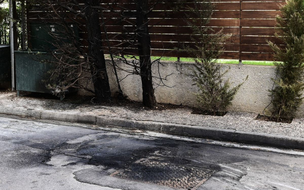 Σε εξέλιξη οι έρευνες για την επίθεση στο σπίτι της προέδρου του Αρείου Πάγου: Ομάδα 5-7 ατόμων πέταξαν μολότοφ και διέφυγαν πεζή (βίντεο)