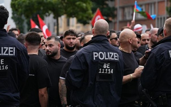 Γερμανία: Η αστυνομία διέλυσε πορεία τούρκων φιλάθλων οι οποίοι επεδείκνυαν τον χαιρετισμό των «Γκρίζων Λύκων» (βίντεο)