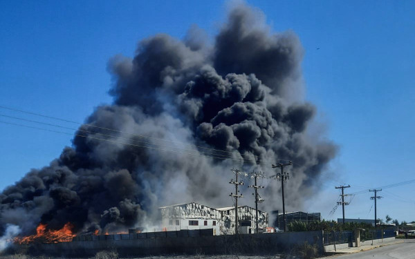 Ριτσώνα: Φωτιά στον περιβάλλοντα χώρο εργοστασίου ανακύκλωσης - Μήνυμα 112 για τους καπνούς  (βίντεο)