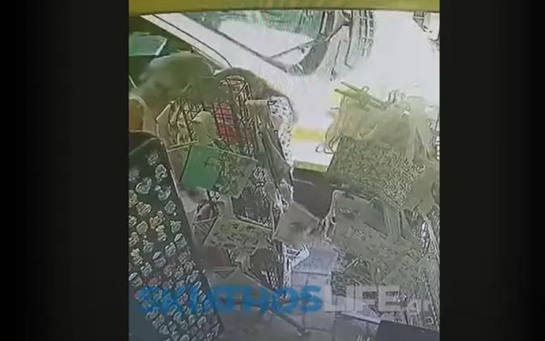 Σκιάθος: Ασθενοφόρο παρέσυρε με τον καθρέφτη δύο γυναίκες που ψώνιζαν σε κεντρικό πεζόδρομο (βίντεο)