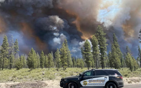 ΗΠΑ: Μαίνεται η δασική πυρκαγιά στη βόρεια Καλιφόρνια, χιλιάδες κάτοικοι εγκαταλείπουν τις εστίες τους