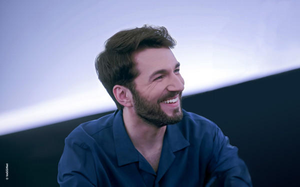 Ο Θοδωρής Βουτσικάκης στο makthes.gr: «Καθημερινά ερχόμαστε αντιμέτωποι με τη σκοτεινή πλευρά του ανθρώπου» (βίντεο)