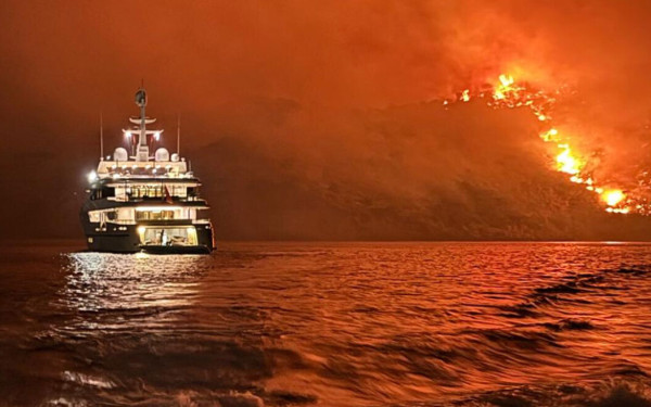 Ύδρα: «Ακολουθήσαμε τους κανόνες πυρασφάλειας» λέει ο ολιγάρχης από το Καζακστάν