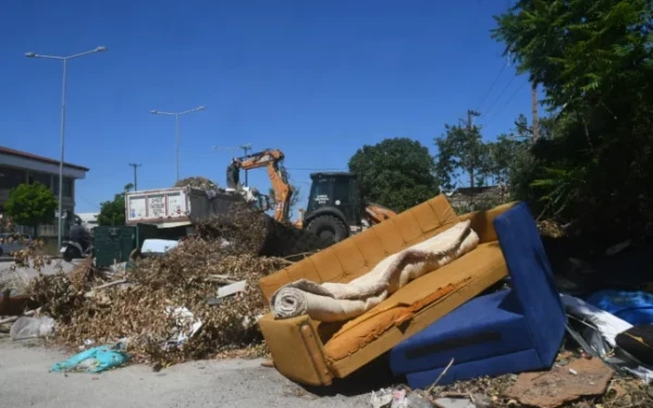 Αυτοσχέδιες χωματερές, βραδυφλεγείς βόμβες σε όλη τη Χαλκιδική - Πέταξαν ακόμη και καναπέ μέσα σε δάσος